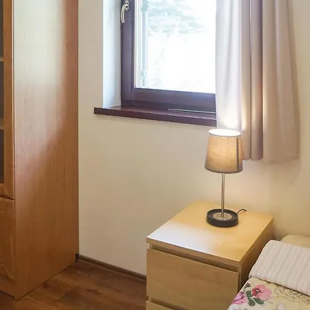 Awesome In W/ 2 Bedrooms Nyaraló *